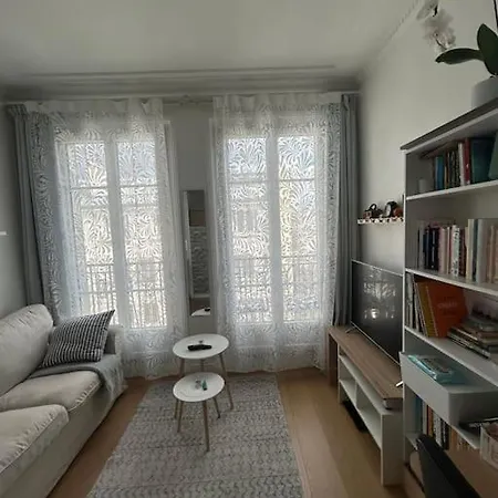 Your Parisian 10 Min Walk From Eiffel Tower Apartment